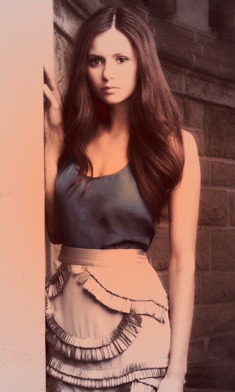 Девушка на лестнице обои