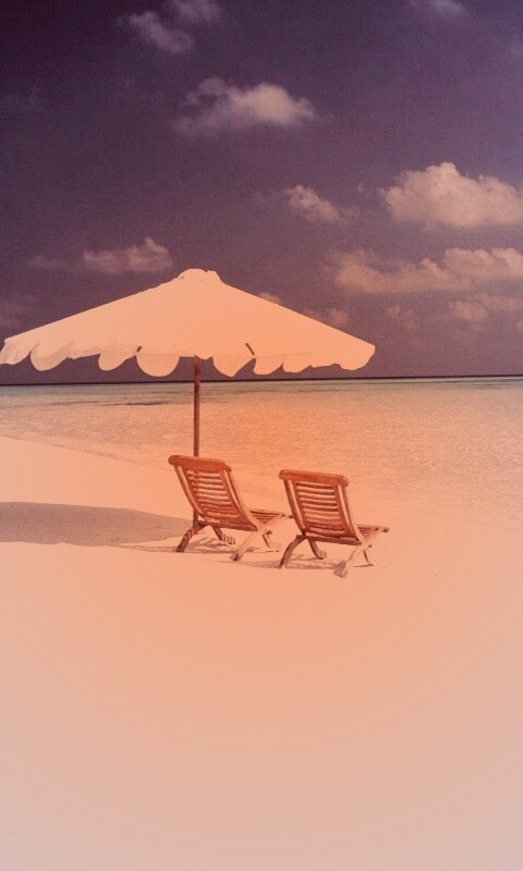 Песчаный пляж с двумя жезлонгами обои