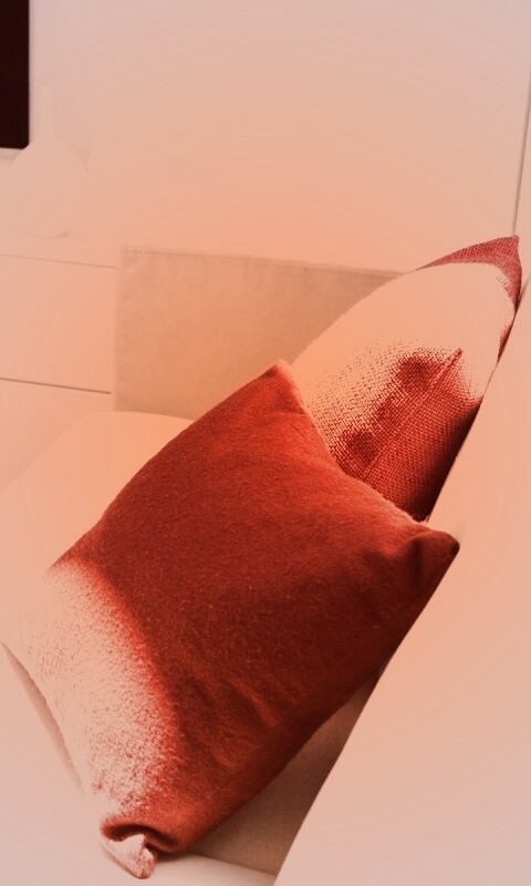 Подушки на диване обои