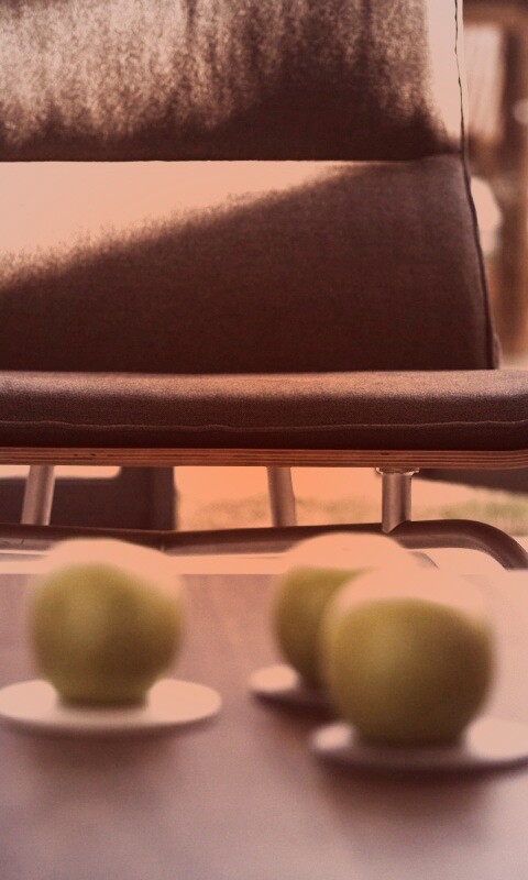 Яблоки на столе обои