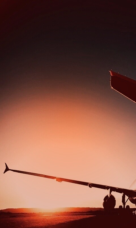 Самолет на закате обои