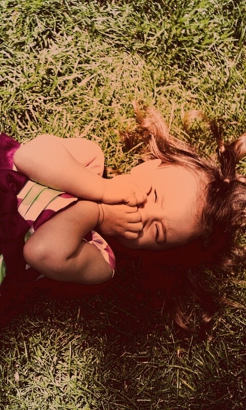 Девочка на траве обои