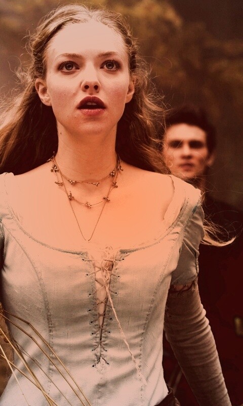 Аманда Сейфрид в Красной Шапочке обои