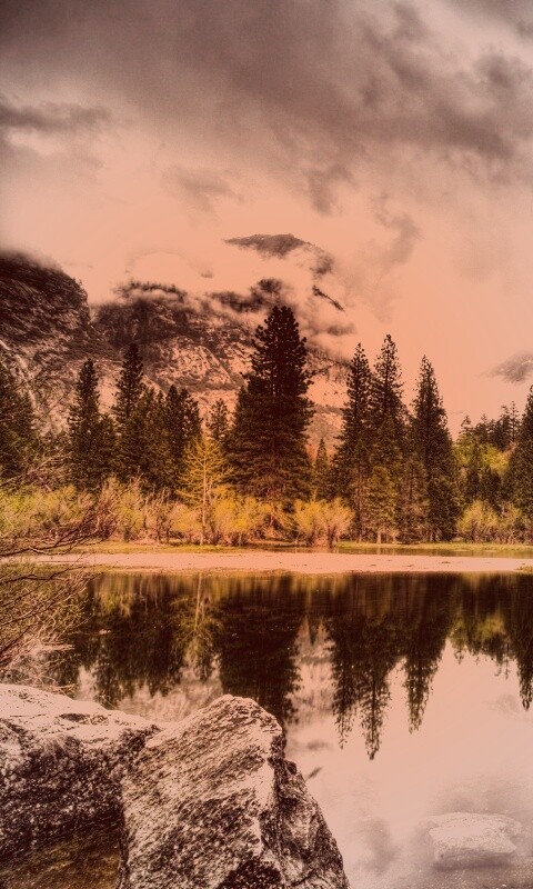 Красивый вид на маленькое горное озеро обои