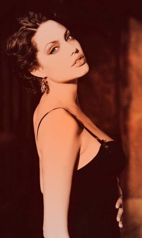 Анджелина Джоли в черном платье обои