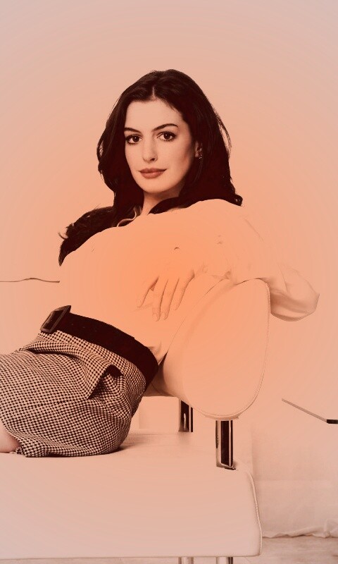 Энн Хетевей на диване обои