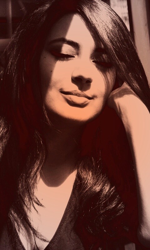 Девушка с закрытыми глазами в электричке обои