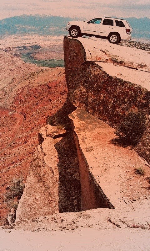 Внедорожник в горах обои