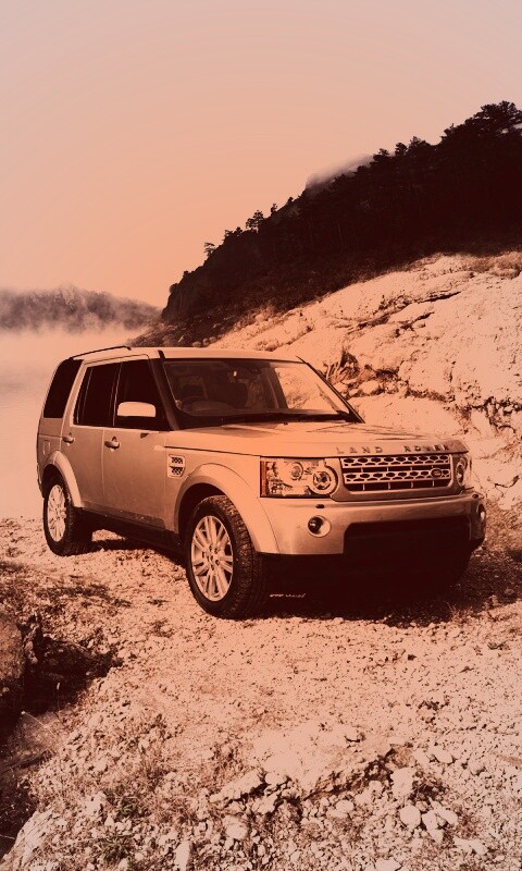 Range rover в горах у реки обои