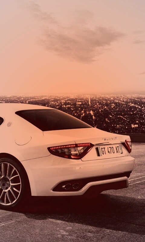 Maserati Granturismo на фоне города обои