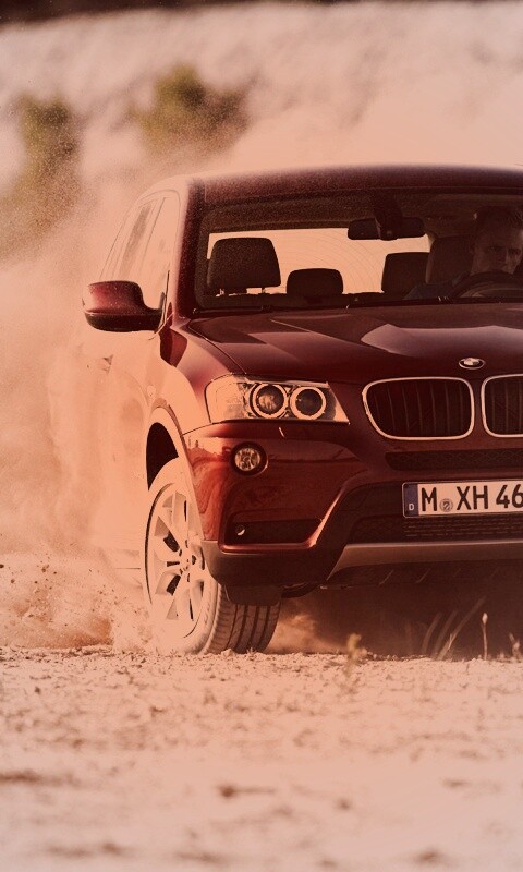 Кроссовер BMW в заносе обои