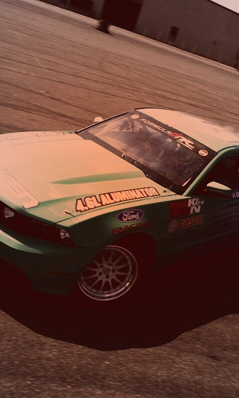 Мустанг дрифтует обои