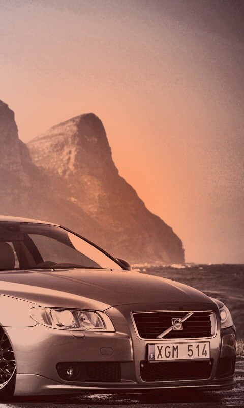 Вольво на берегу обои