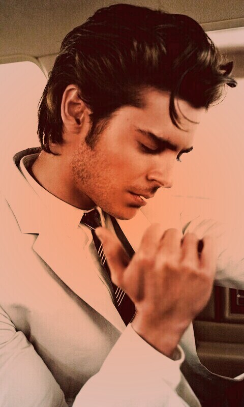 Мужчина прикуривает в машине обои