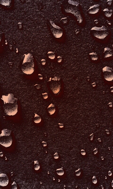 Капли воды на темной поверхности обои