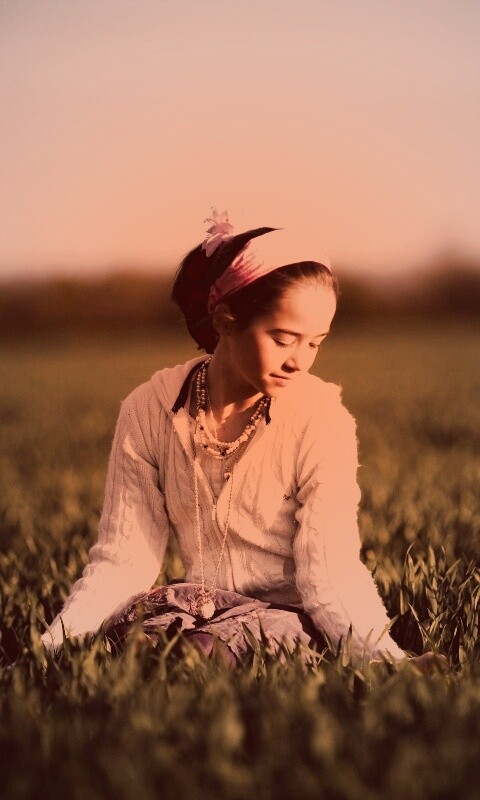 Девочка на траве обои