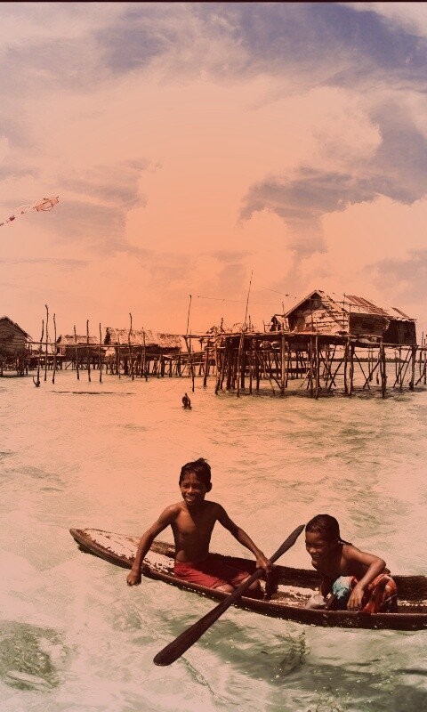 Дети в лодке у поселения туземцев обои