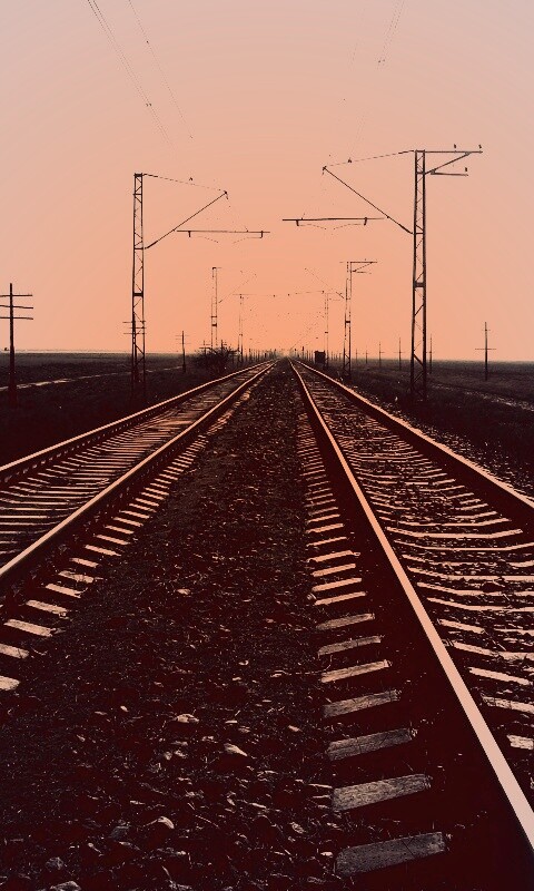 Железная дорога уходит вдаль обои