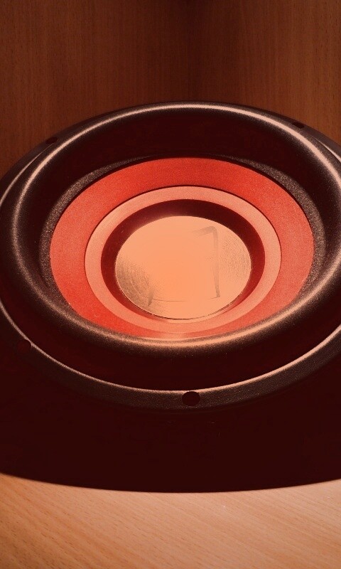 Сабвуфер в углу обои