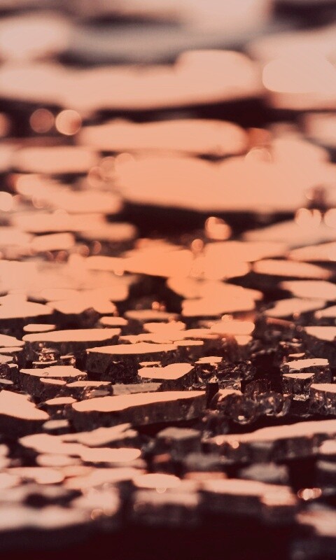 Битое стекло в лучах солнца обои