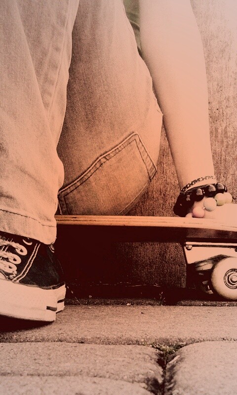 Девушка сидящая на скейте обои