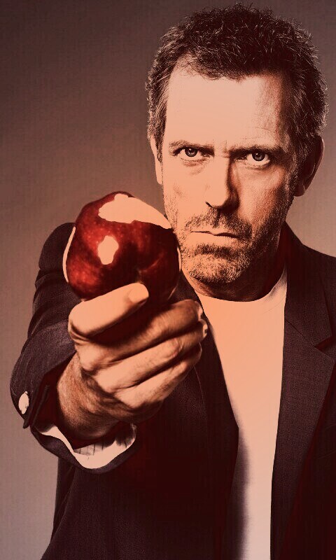 Доктор Хаус с яблоком в руке обои