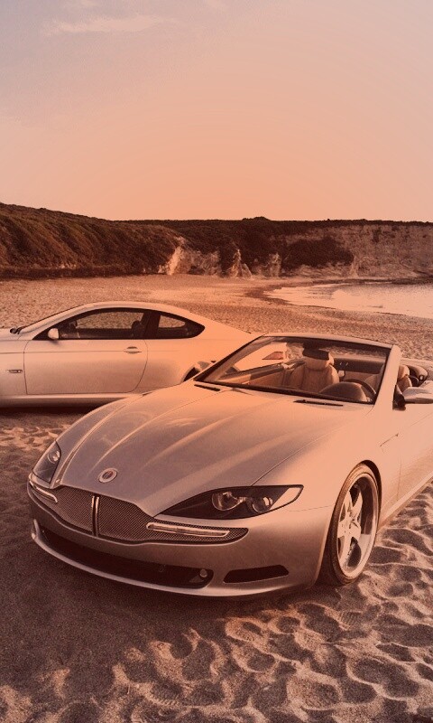 Два спорткара на берегу моря обои