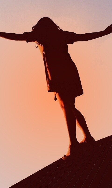 Девушка на крутой крыше обои