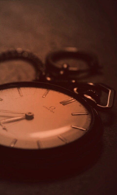 Часы на цепочке обои