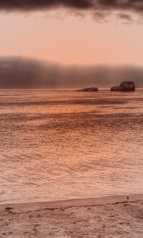 Пляж на фоне светящегосы неба обои