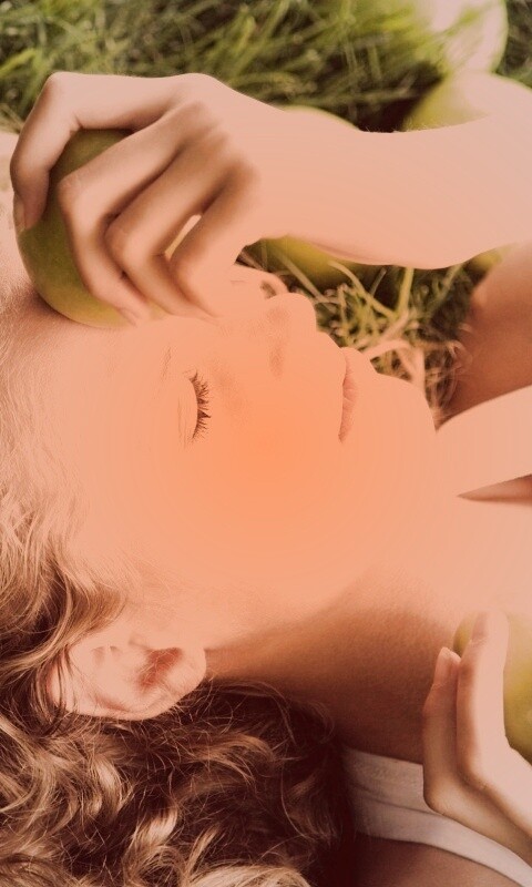 Девушка с яблоками обои