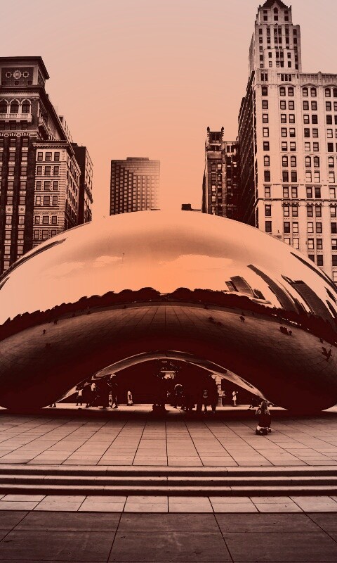 Отражение города в зеркальном монументе обои