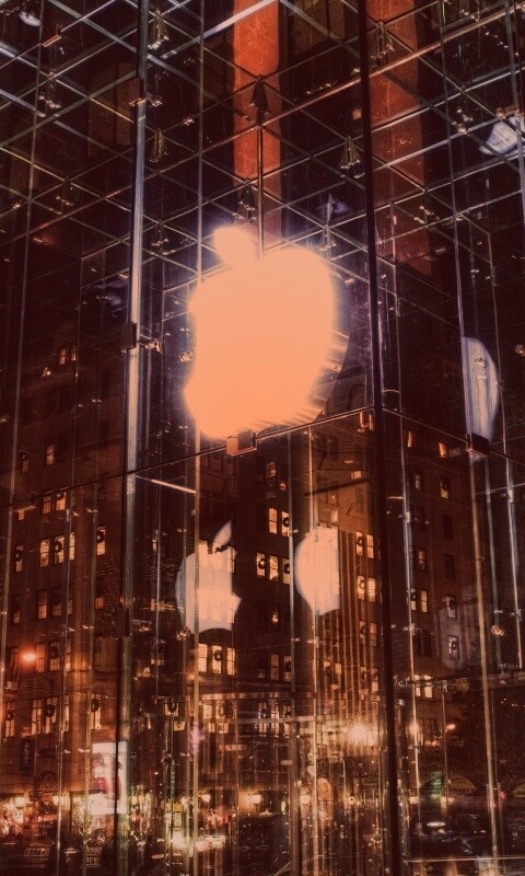 Отражение логотипа Apple в стеклянном здании обои
