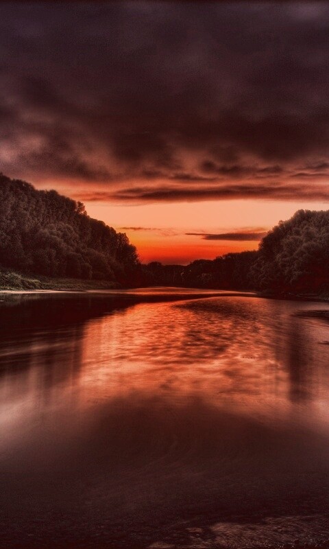 Багровый закат и водная гладь обои