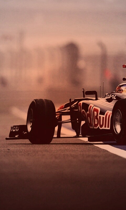 Болид выезжает на трассу обои