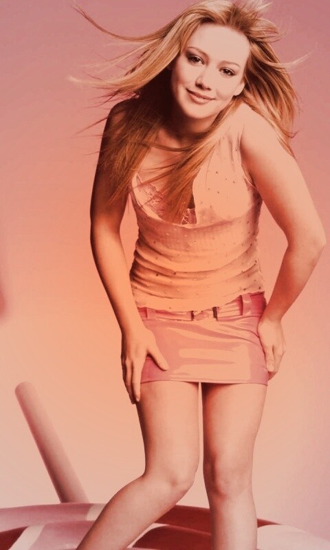 Хилари Дафф в кожаной миниюбке обои