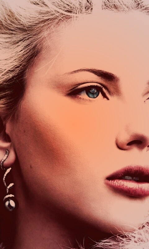 Скарлет Йохансон со змеиными серьгами обои