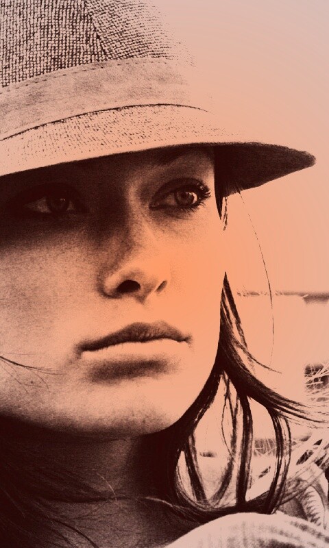 Оливия Уайлд в шикарной шляпе обои