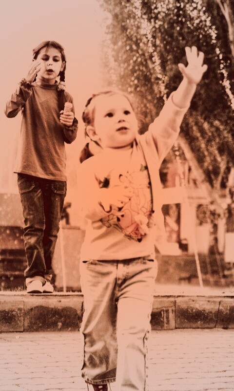 Дети у фонтана обои