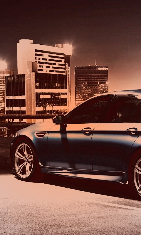 BMW F10 на городской парковке обои