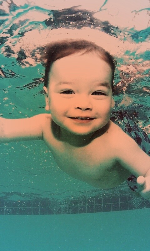 Маленький пловец обои