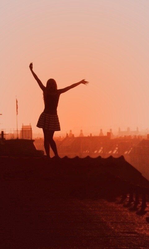 Девушка на крыше обои