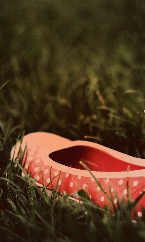 Красные тапки в горошек обои