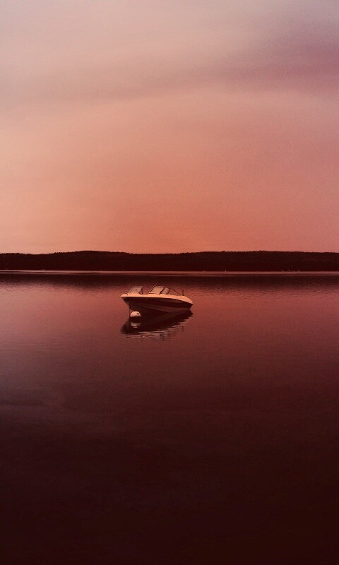 Катер на озере обои