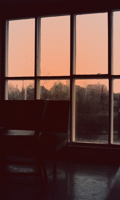 Тёмная комната и дождь за окном обои