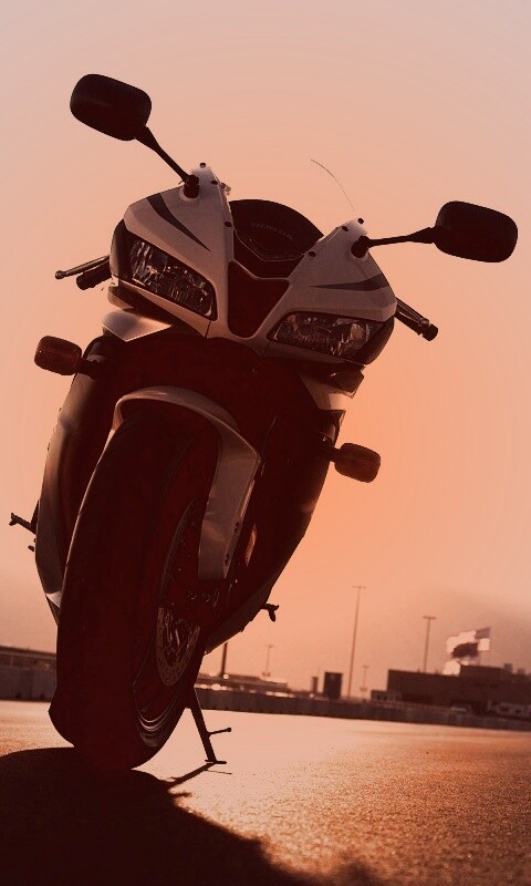 Мотоцикл на фоне заходящего солнца обои