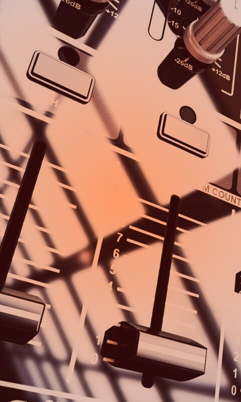 Пульт диджея и отражение на нем обои