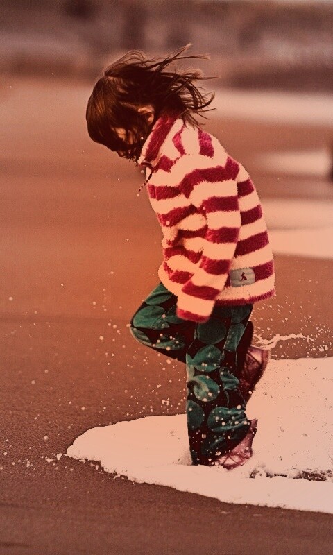 Ребенок и волна обои