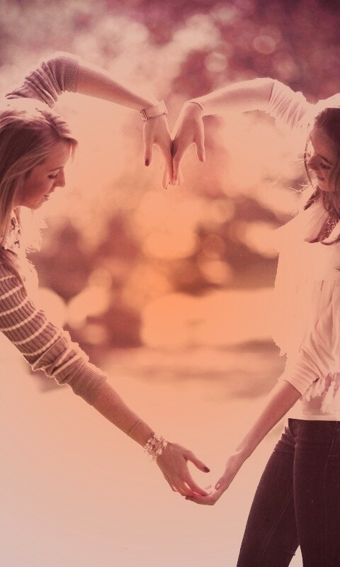Две девушки и сердце из рук обои