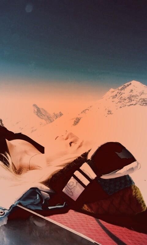 Лыжница отдыхает в горах обои